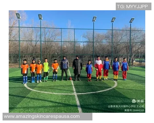 激情与荣耀交织的绿茵场Nike足球明星广告展现运动之美与梦想追逐