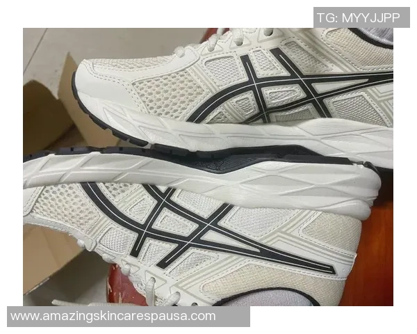 穿亚瑟士足球明星的荣耀之路与梦想追逐的激情瞬间